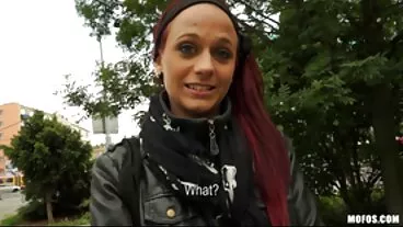 Awek cantik mia khalifa lucah suka bermain Scarlet De Sade menaiki boner hitam yang besar