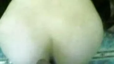 Gadis sek lucah cantik sensual Kylie Quinn merasakan zakar yang besar dalam pose gaya doggynya yang cantik