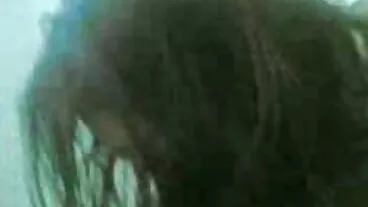 Sayang bermata biru manis Skylar Snow porno kanak kanak menghisap batang panjang pada lutut