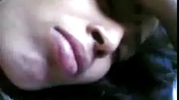 Remaja berambut kerinting dengan payudara kecil Bunny Love mahu batangnya budak hisap kote yang gemuk