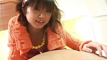 Si rambut coklat muda semulajadi Casey Calvert membuka lubang untuk batang lucah dalam kereta besar