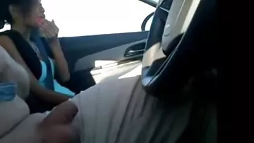 Pembantu rumah yang patuh video porno lucah Nancy Ace sedang menghisap zakar yang keras pada lutut