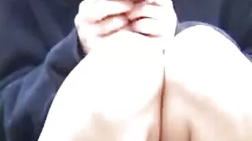 Model yang kelihatan hebat dengan buah dada besar Stefania Kinskih sedang mencium putingnya sendiri video lucah virgin