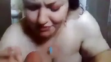 Si rambut coklat yang menakjubkan dengan pantat besar Martini Bows menunggang intai tetek pada batang yang besar