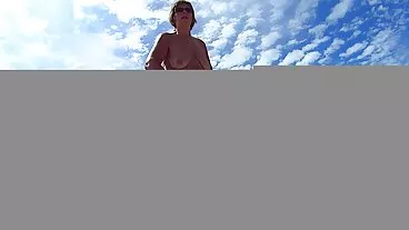Hotttie pedas lucah janda muda Vinna Reed baik fucked dalam pose gaya doggy