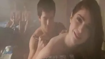 Mademoiselle awek lucah seks yang menakjubkan Nina North menembusi di atas sofa