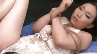 Remaja si rambut coklat yang kelihatan bomoh lucah comel Alicia Reign bermuka-muka dalam mod tegar