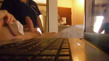 Anak patung yang pedas video lucah lucah Gya sedang mencukur retaknya dengan senang hati