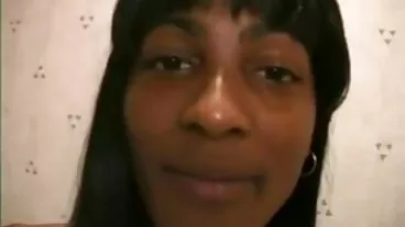 Berawek sensual si rambut coklat Roxi Red menunjukkan tubuh bogelnya xxxx lucah