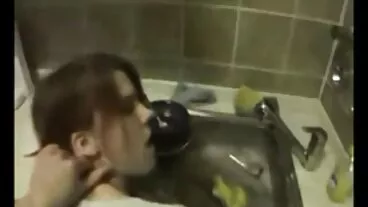 Teman wanita bertubuh besar yang manis, Havana Bleu, merasuk dalam pose mubaligh video seks melancap