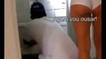 Si rambut coklat baik dengan tetek dipertingkatkan Medusa disentuh di atas video lucah erra fazira sofa