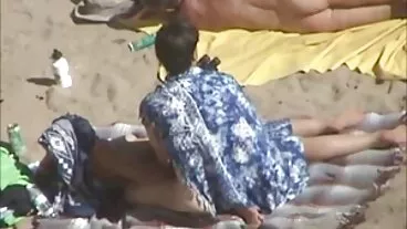 Dua orang bayi Aidra Fox dan Gina Valentina sedang bercinta di atas meja flm lucah urut