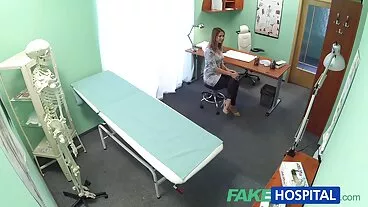 Anak ayam fleksibel dalam stoking Rharri Rhound diskrukan dalam video lucah ustazah mod tegar