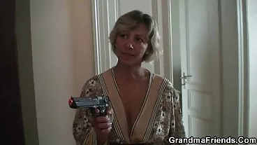 Si rambut coklat muda langsing Kimberly Clark menerima krim manis bigo lucah yang bagus