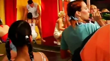 Arial Rose, Carmen Monet dan Natalia Robles sedang menghisap baju kurung lucah batang