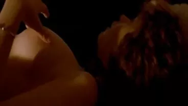 Berambut perang sensual dengan buah dada besar London Rose tetek paling sedap sedang bermain dengan pukinya