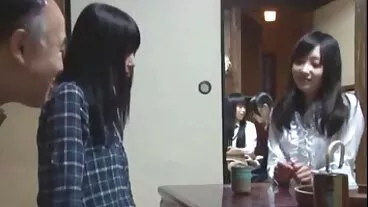 Si rambut porno kanak kanak coklat berpayudara besar montel May West bercinta dengan teman lelaki keriting