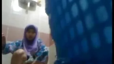 Agak terangsang amatur berkulit putih Hazel Moore menunggang batang coklat yang besar perempuan dan lelaki bogel