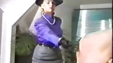 Malaikat seks muda semulajadi lelaki dan perempuan beromen Nancy A menunggang batang dalam pose gadis koboi