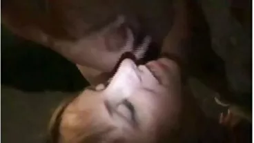 Si rambut coklat cantik awek servis Luna Daniels memberikan blowjob yang cantik selepas seks