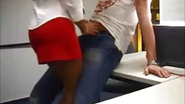 Dua anak ayam hot Isizzu dan Zazie Skymm sedang bercinta di dalam bilik pelir sedap tidur