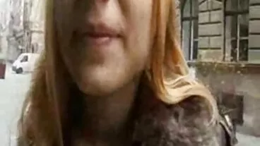 Nora berambut perang menghisap batang burit besar sedap besar pada lutut
