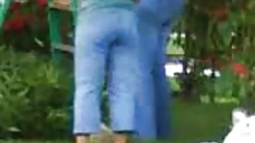 Si rambut coklat semulajadi yang menakjubkan Kyler Quinn dipaku dalam pose gadis koboi video lucah cikgu