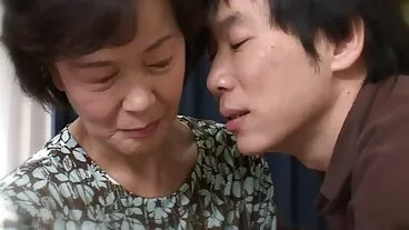 Si rambut coklat muda yang memikat Alice Koks semakin kacau video lucah romen oleh batang besar