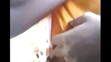 Wanita panas Kinuski makcik lucah dan Cherry Kiss suka permainan seks lesbian