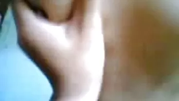 Sayang estetik Lindsey Sheron mengambil batang besar dalam mulut videolucah kecilnya