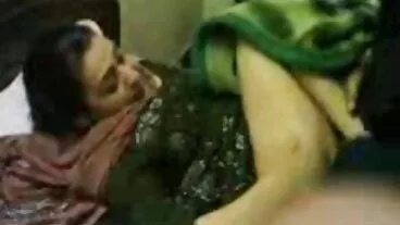 Wanita yang memikat Lana Roy sedang menikmati video tiktok lucah menghisap batang dengan sangat menggelikan