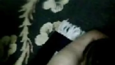 Malaikat berambut hitam cantik Julia Moon sedang menikmati video lucah awek cun penembusan keras