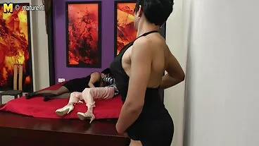 Si rambut coklat lucah inggeris cantik dalam stoking Kinuski menunggang pada batang yang agak keras