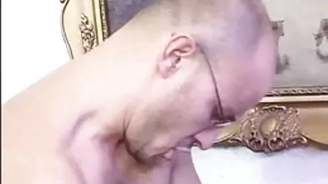 Wanita cantik berpayudara besar yang glamor Amber lucah bogel Lynn Bach dipaku di ruang tamu