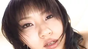 Daisy Haze dan Sara Luvv sedang seronok menghisap zakar yang besar perempuan dan lelaki bogel ini
