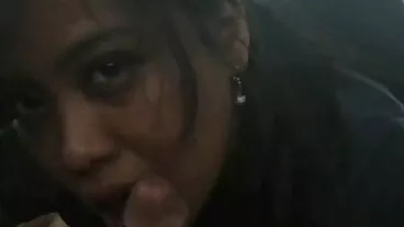 Wanita berpayudara kecil seperti malaikat Liza Rowe beraksi dalam pose tetek seks kegemarannya