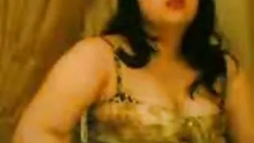 Si rambut coklat yang baik Savannah Camden mengambil batang video lucah free besar di pantatnya