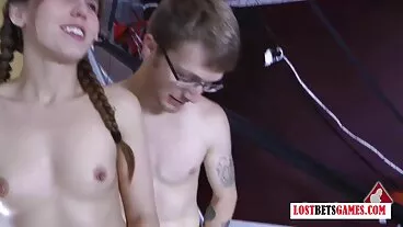 Izzy Delphine berambut jilat kote perang sensual sedang berseronok dengan zakar yang besar