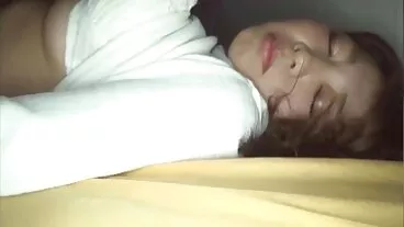 Cantik si rambut sedap main cipap coklat Roxy Sky memberikan blowjob yang baik pada lutut