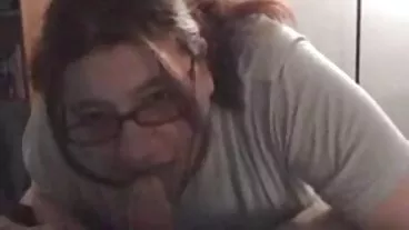 Sensual BBW si rambut coklat Ellis Rose sedang makcik lucah mandi dengan cara yang panas