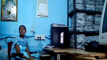 Remaja kurus Marley Brinx sangat menikmati sedap kena kongkek penembusan berganda