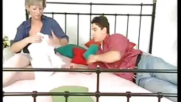 Babe yang kelihatan panas, Ivy Lebelle pastinya suka burit kena jolok seks keras dengan batang yang besar