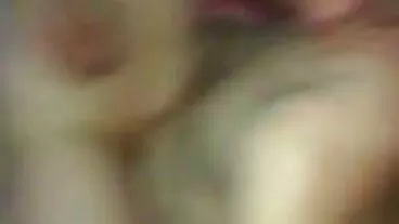 Model berambut merah malaikat Heidi Romanova sedang merangsang retakan lucahindia kecilnya