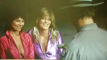 Model comel dengan wajah memantat sedap polos Jessie Saint dikacau oleh batang besar