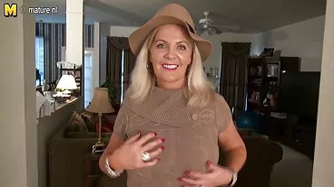 Slim lucah bogel dan muda babe Emma Fantazy anally fucked dalam pose gadis koboi