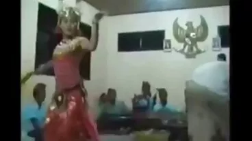 Awek video lucah kajol MILF Julie Cash yang tampan dengan seorang guru yoga