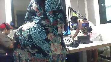 Savannah video lucah arab Bond yang cantik berambut perang cuba mencekik tekaknya