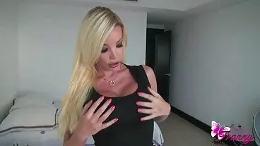 Si rambut coklat cantik Ginebra Bellucci merasakan jibab bogel batang yang besar di dalam