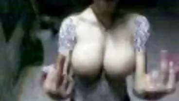 Malaikat tona yang kelihatan comel dengan tetek kecil Kyler Quinn video lucah bawah umur meniduri dengan mainan