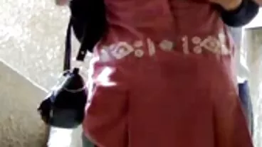 Si rambut coklat comel awek sekolah tayang dengan tetek bagus Cik Raquel bercinta dengan kekasih kulit hitam